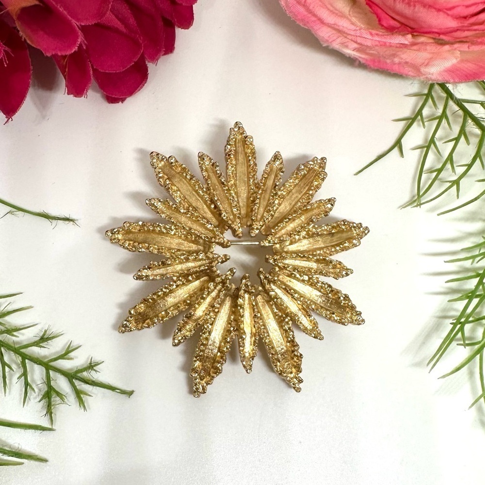 VINTAGE⚜️RARE Golden Sunburst AVON Brooch - Picture 3 of 6